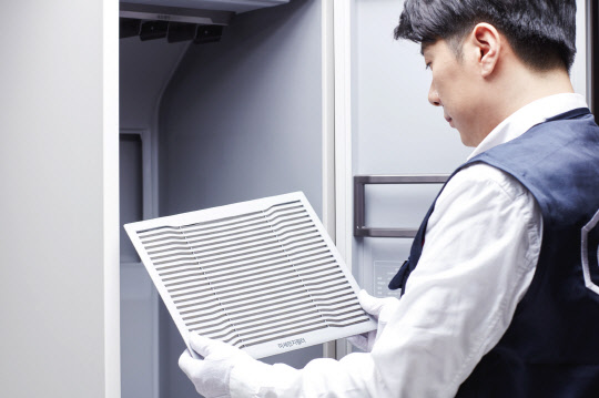 스마트렌탈이 삼성전자 에어드레서를 방문 관리해 주는 '스마트 홈케어' 서비스를 선보인다. 사진은 에어드레서를 점검하는 스마트렌탈의 스마트닥터. <스마트렌탈 제공>